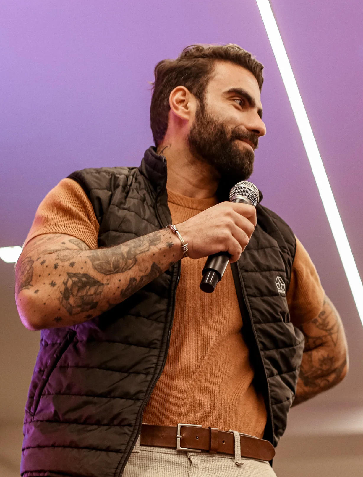 Lucas durante um evento, segurando o microfone