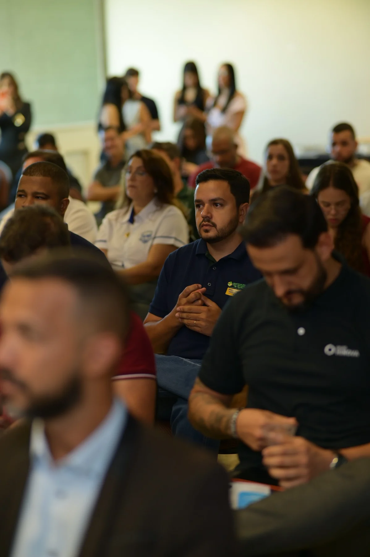 Participantes atentos em treinamento corporativo
