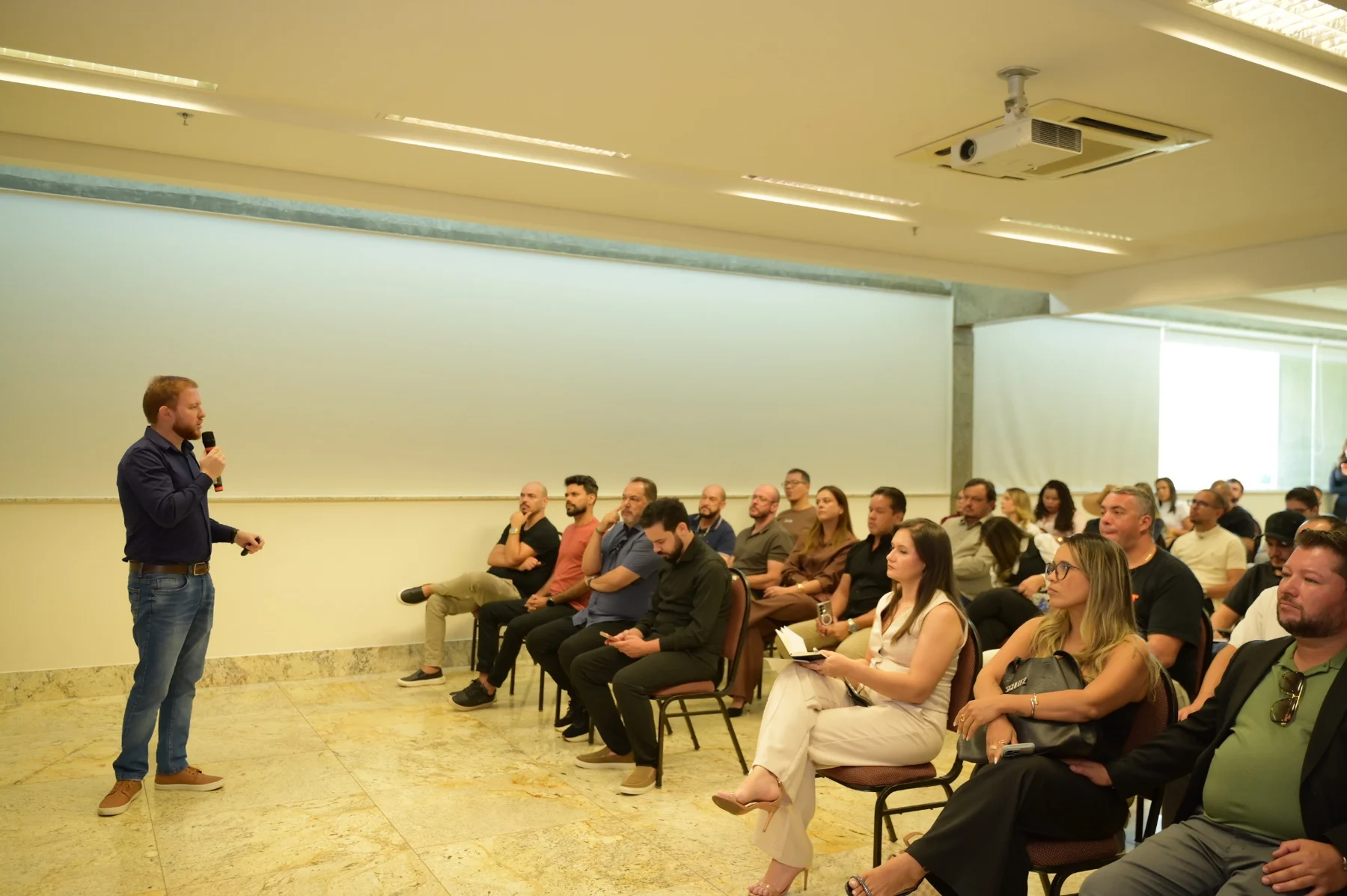 Visão geral de workshop com palestrante e público