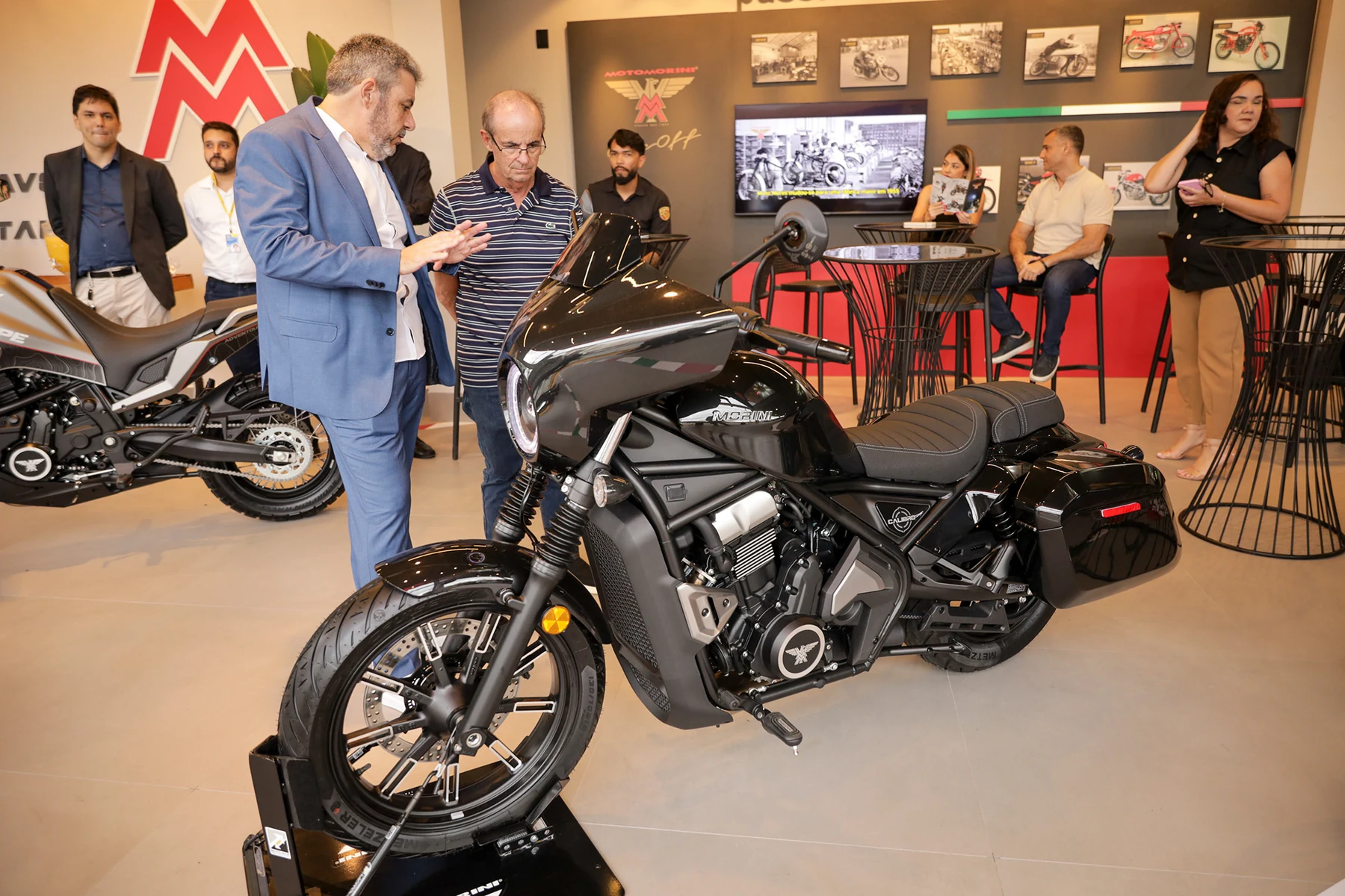 Motocicleta em destaque durante uma apresentação de produto