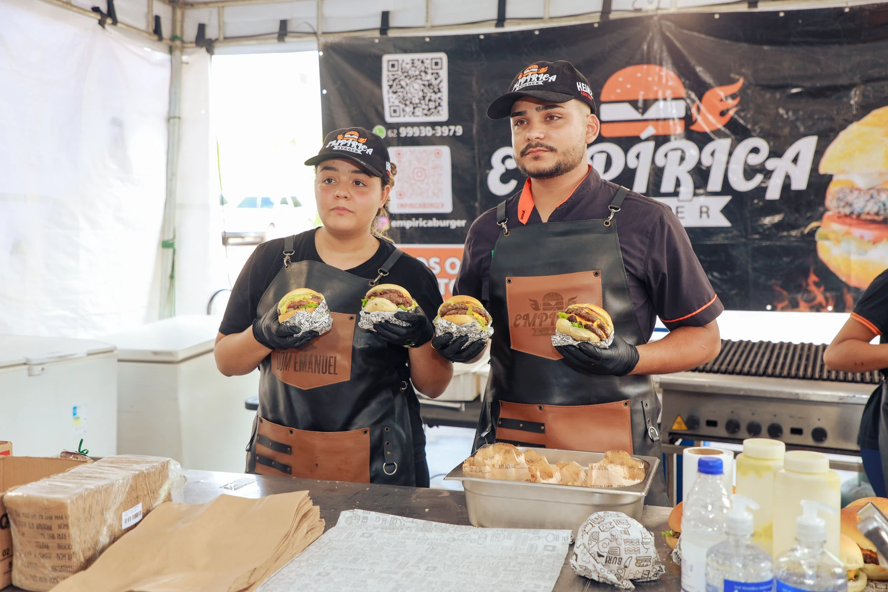 Equipe trabalhando em um espaço de alimentação durante o evento
